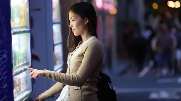 Mujer usando máquina SVC